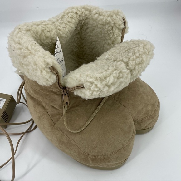 Brookstone Foot Vibrating Massager & Warmer Heated Soft Boot Shoes BST-003A 1999 - Picture 2 of 16
